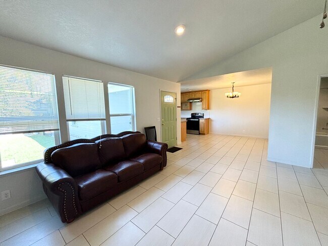 Building Photo - Lovely Cul-de-Sac Home in Davis – Close to Parks & Amenities