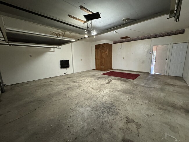 Building Photo - “Spread Out!” — 3 Bed Home with Sun Room + Multiple Living Spaces
