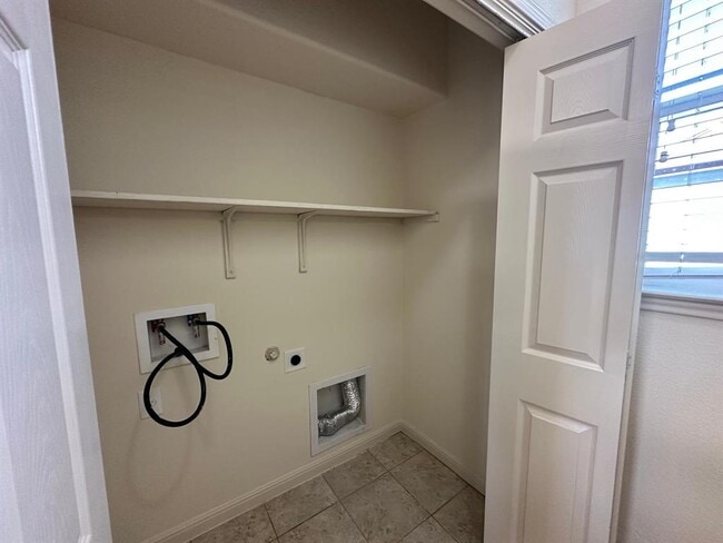 Building Photo - 918 Craters of the Moon Blvd