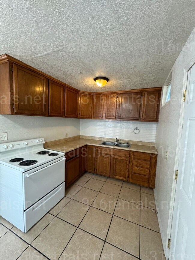 Building Photo - $725- 2 bed 1 bath bi-level apartment with...