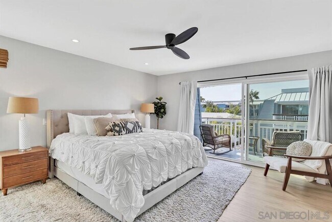 Building Photo - Stunning Condo on the Bay