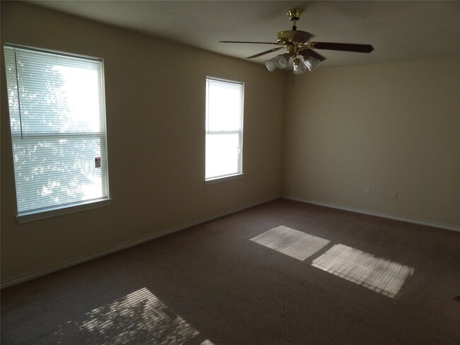 Building Photo - 1550 Village Way Dr