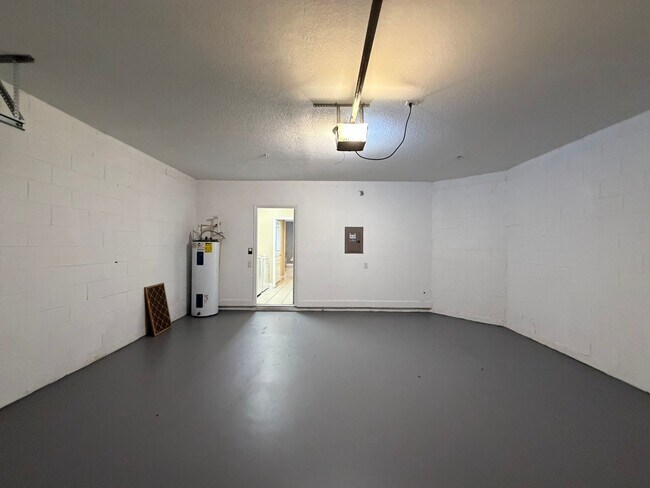 Building Photo - Great townhouse -  available now!