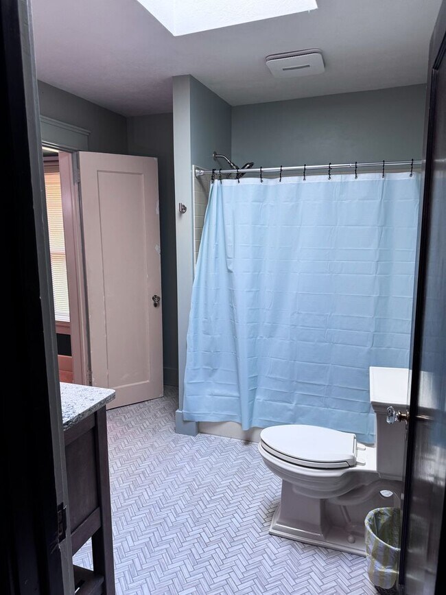 Building Photo - Historical Duplex - Spacious 3 Bedroom, 2.5 Bath Duplex with fenced in private patio.