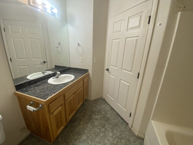 Building Photo - "2-Bedroom Condo in Saint George - Cozy Comfort with Modern Touches!"