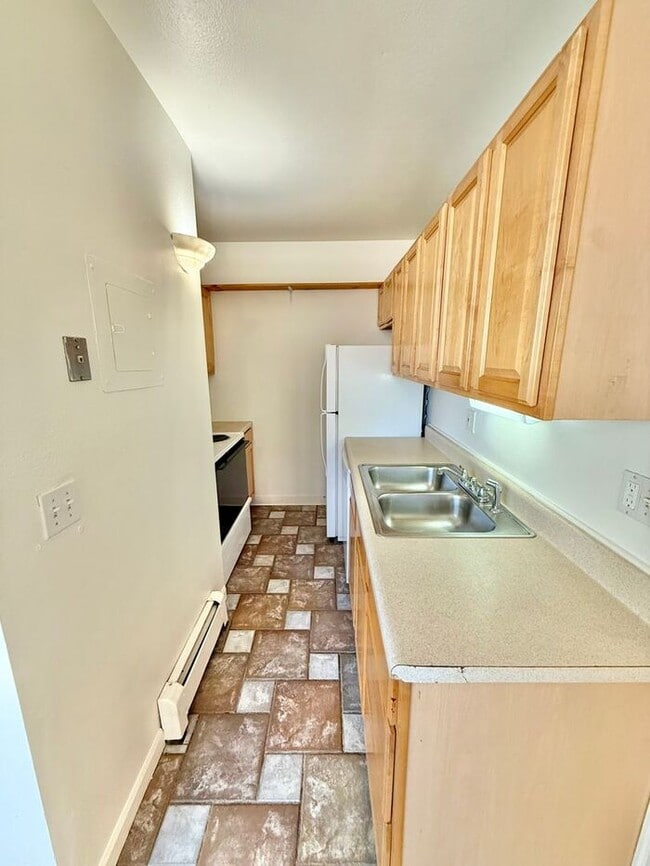 Building Photo - 6 month lease special $200 monthly discoun...