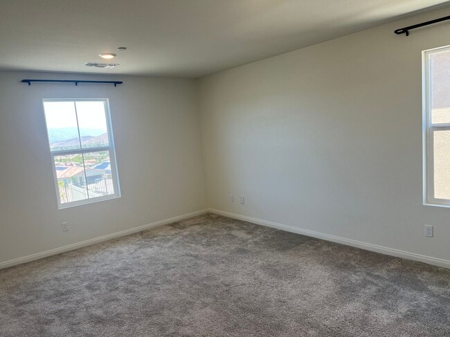Building Photo - Lake Elsinore 5 Bedroom