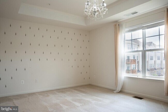 Building Photo - 42243 Canary Grass Square