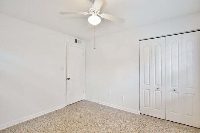 Building Photo - Beautiful 3/2 Spacious Pool Home with a Fe...
