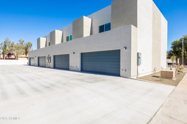 Building Photo - 2842 E Tracy Ln