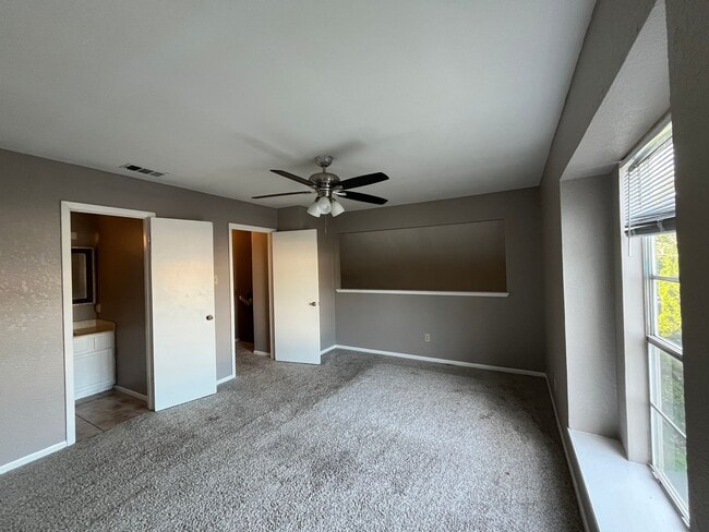 Building Photo - ONE BEDROOM LOFT TOWNHOME ON THE SOUTH SIDE!!