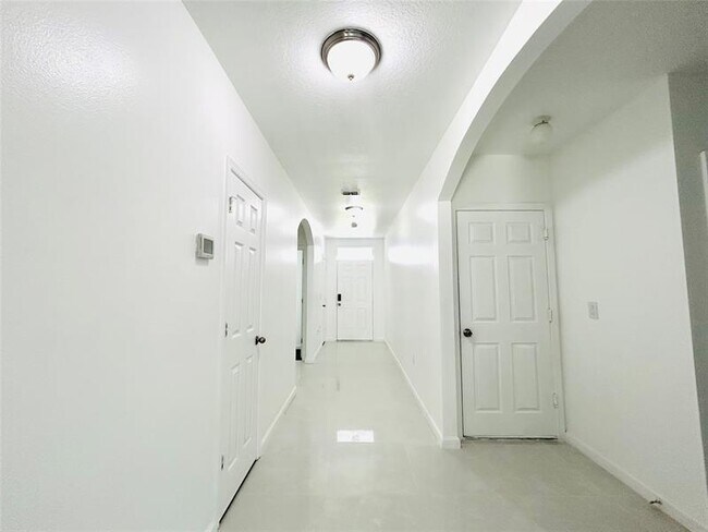 Building Photo - 518 SW Natalie Terrace