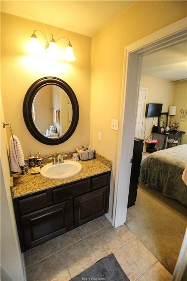 Building Photo - Spacious 4 Bedroom, 3 Bathroom House in Horse Haven!