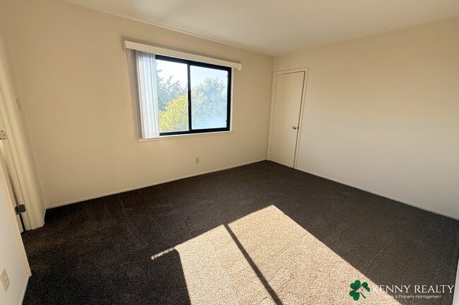 Building Photo - Bright Multi-Level 4BR Home with Two Primary Bedrooms