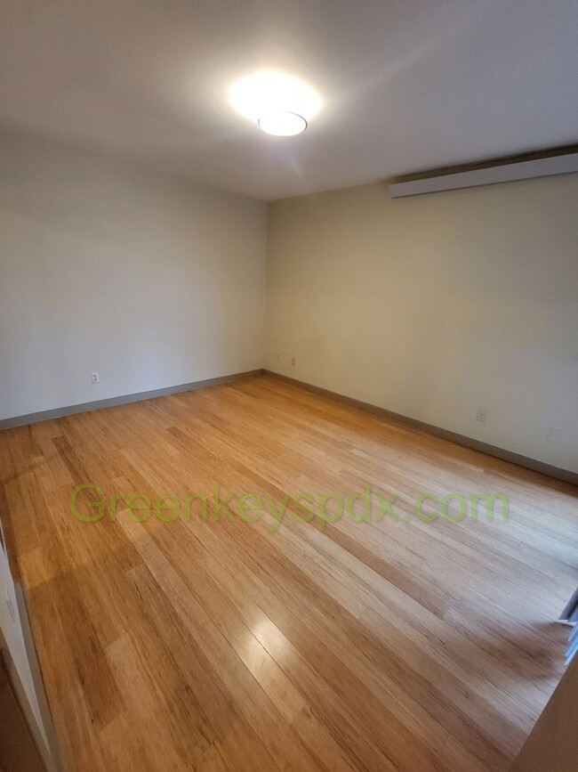 Building Photo - 2 Bedroom 2 Bath Unit in St.Johns with Ful...