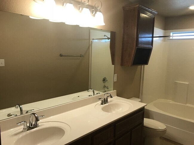 Building Photo - Beautiful 3 Bedroom, 2 Bath Duplex Near Cl...