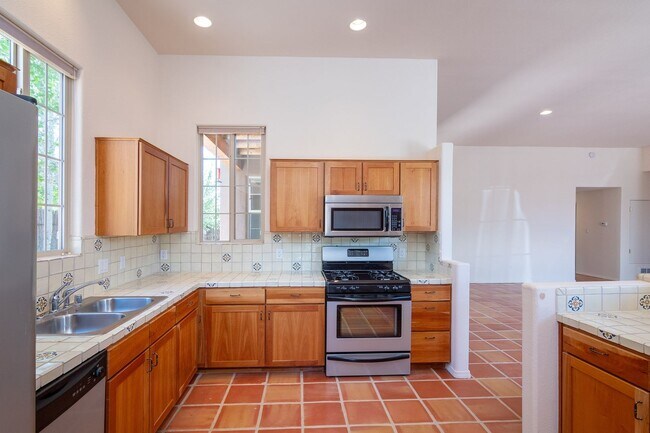 Building Photo - Single Level 3 Bedroom 2.5 Bath home in De...