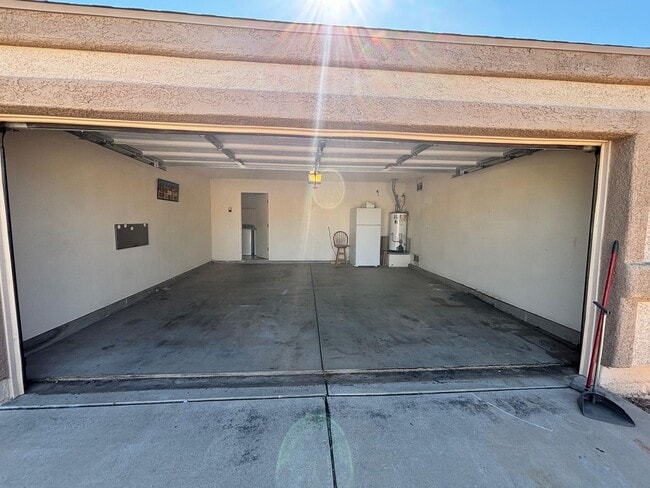 Building Photo - Delightful East Side 3 bedroom/2 bath Home with AC