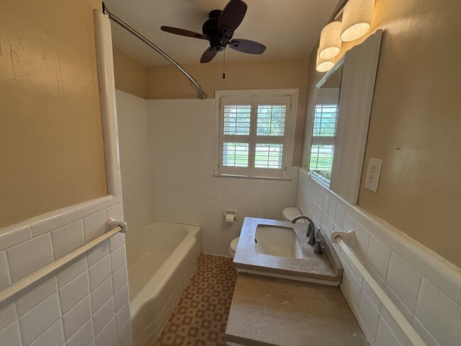 Building Photo - 726 Wisteria Dr