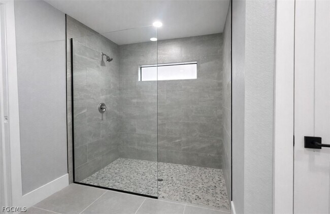 Building Photo - 529 SE 7th St