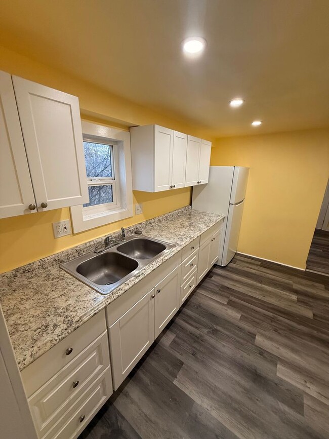 Building Photo - Pet friendly, Cozy 2bdrm 1 bath