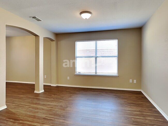 Building Photo - 729 Redwing Dr