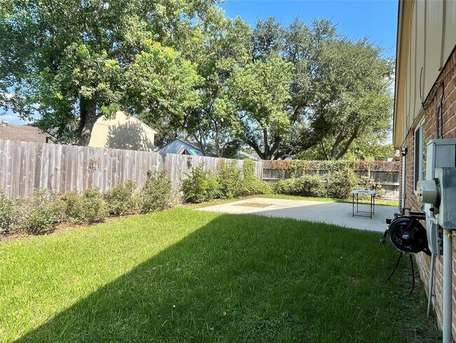 Building Photo - 3023 Sam Houston Dr