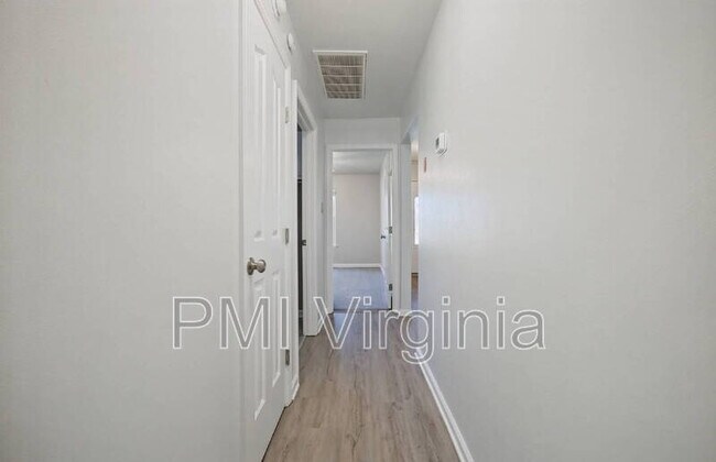 Building Photo - 1853 Rising Sun Arch