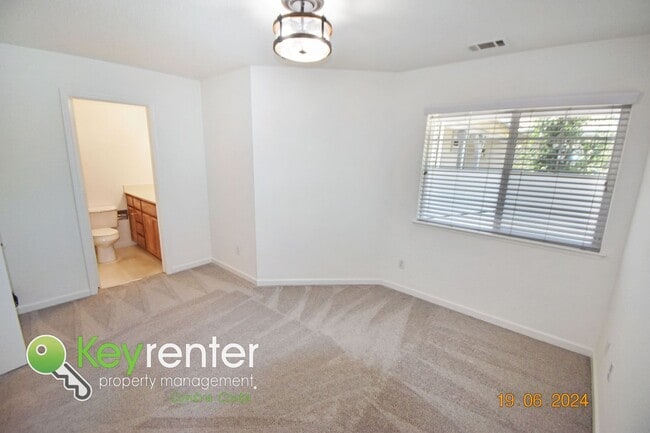 Building Photo - Charming 3 bed 2 bath home with spacious b...