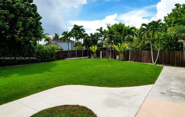 Building Photo - 16710 SW 140th Ave