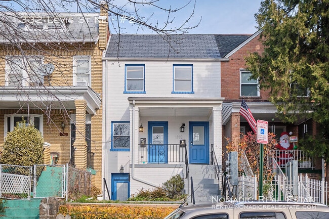 Building Photo - 1332 Levis St NE