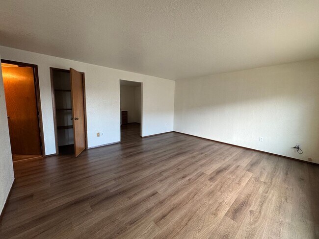 Building Photo - 2 Bed, 1 Bath Duplex with Garage