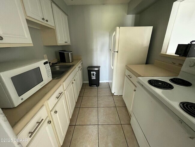 Building Photo - 1850 S Park Ave