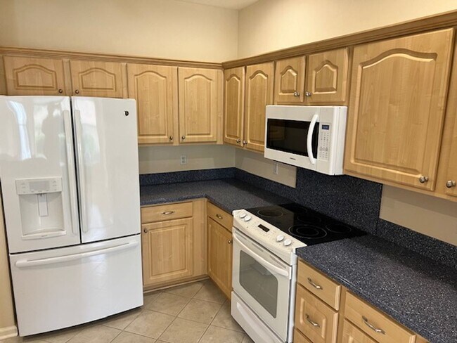 Building Photo - Wonderful, open, 2 bedroom home.