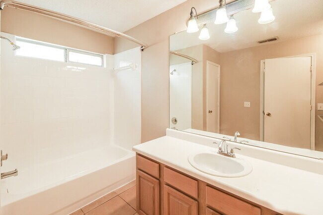 Building Photo - 1032 Springcreek Dr