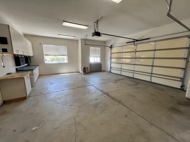 Building Photo - Beautiful 5 Bedroom 4 Bathroom House in Ga...