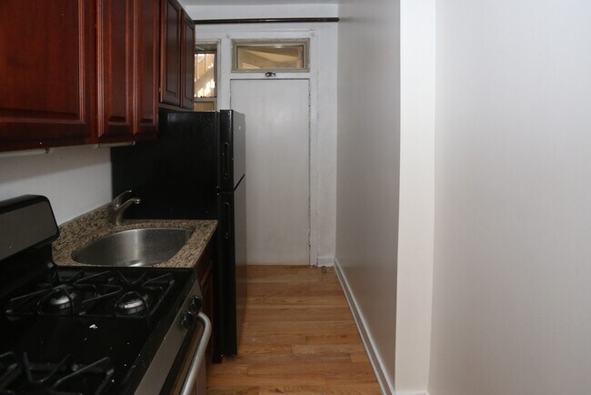 Building Photo - 549 W Surf St