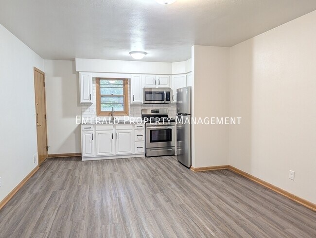 Building Photo - 562 N Mulford Rd