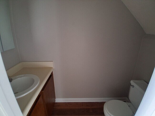 Building Photo - 2 Bedroom/1.5Bath Townhome on Bemiss
