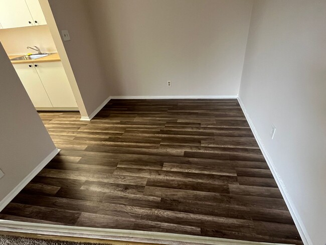 Building Photo - Nice 2 Bed 1 Bath, Unit Located in Quiet S...