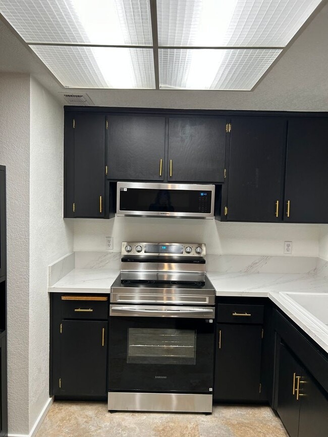 Building Photo - Beautiful upstairs condo with garage!