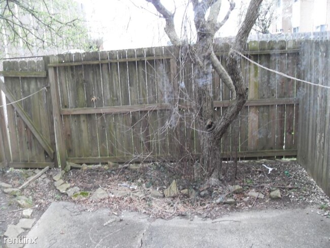 Building Photo - 2 br, 1.5 bath Townhome - 4855 Moreland Drive
