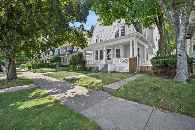 Building Photo - Updated 4 Bedroom Victorian on College Ave