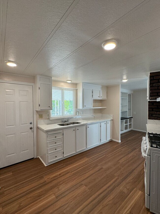 Building Photo - Beautiful rehabbed manufacture home in Lak...