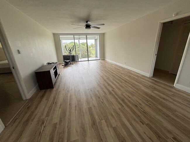 Building Photo - 555 Oaks Ln