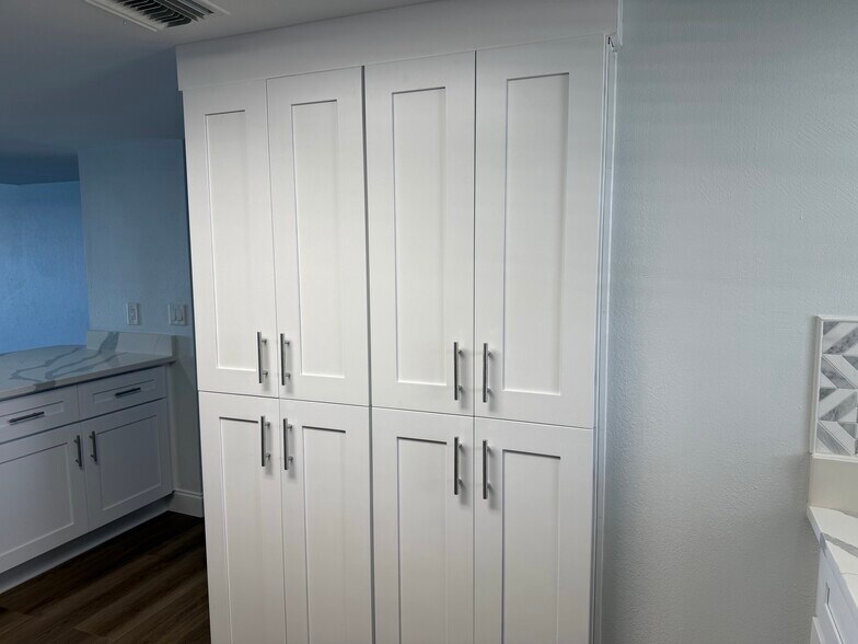 Building Photo - 3131 S Ridgewood Ave