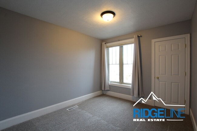 Building Photo - Large Remodeled Condo with Garage for Lease!