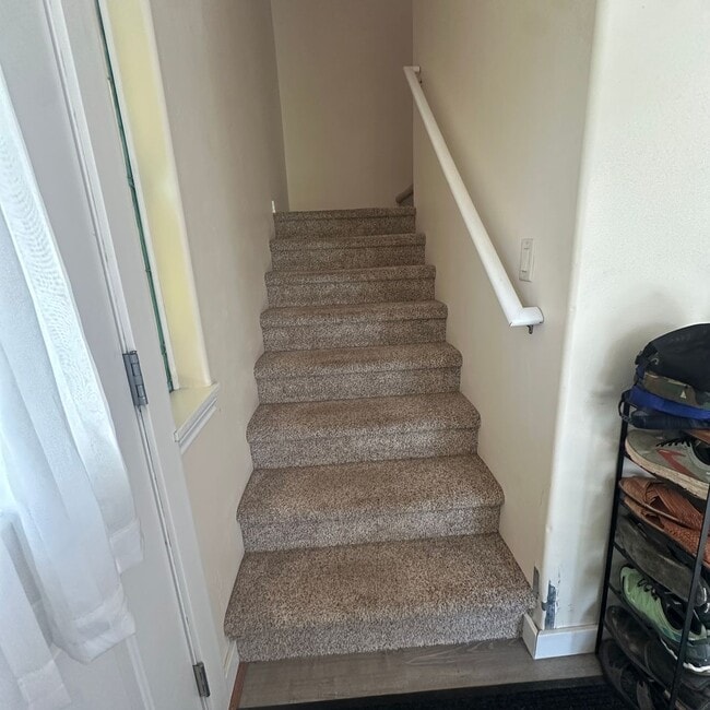 Building Photo - Spacious  3 bedroom 2.5 bathroom townhouse