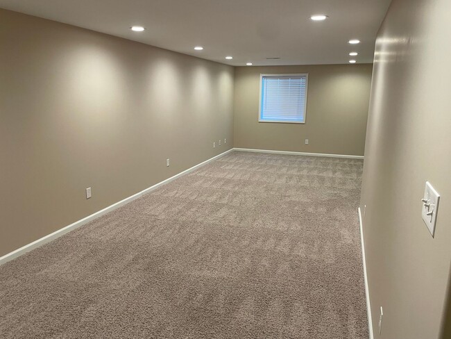 Building Photo - Beautiful 4 bedroom, 3 1/2 bath.