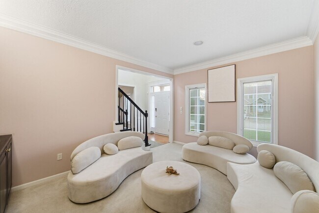 Building Photo - TIMELESS COMFORT!! 4 Bedroom, 4 Bathroom Home in Urbandale!